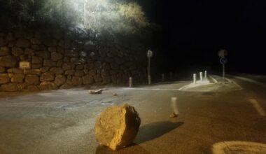 un rocher chute au milieu de la route