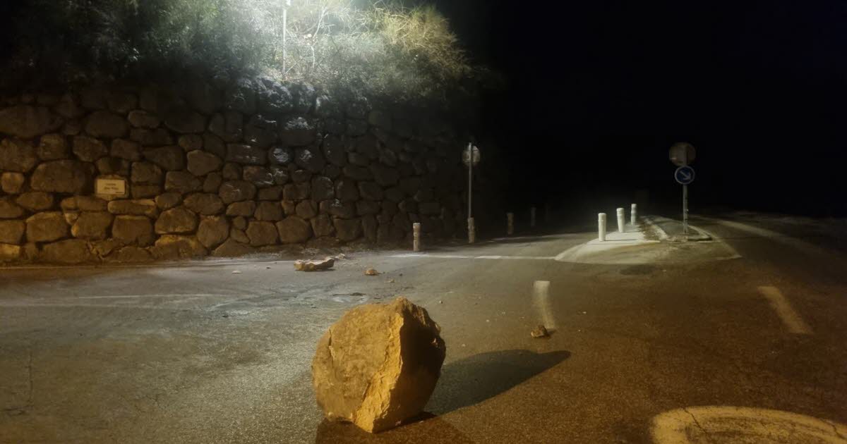 un rocher chute au milieu de la route