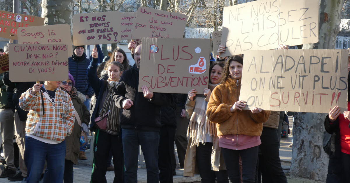 l’Adapei Loire manifeste devant le Conseil départemental