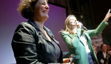 Marine Tondelier chante son soutien à Jeanne Barseghian lors d’un meeting-karaoké