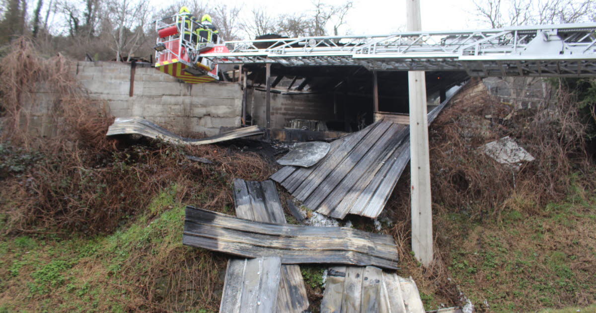 Loire. Un garage et une voiture détruits dans un incendie à Firminy, la circulation coupée