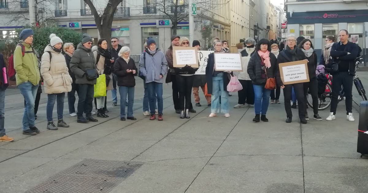les lieux d’accueil parents-enfants menacés par les coupes budgétaires