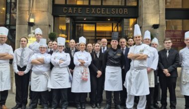 des étudiants du lycée Stanislas effectuent un service « grandeur nature » à L’Excelsior