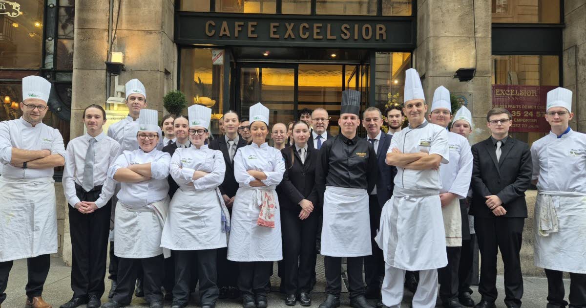des étudiants du lycée Stanislas effectuent un service « grandeur nature » à L’Excelsior