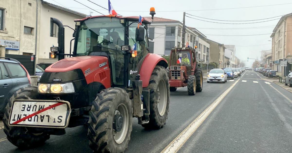 des agriculteurs en opération escargot à l’est de Lyon