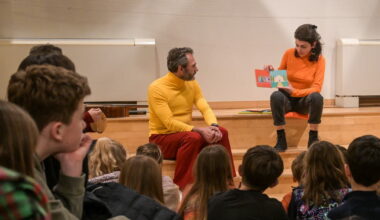 les enfants captivés à la médiathèque