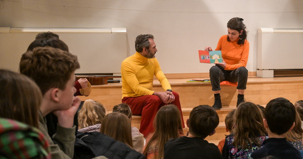 les enfants captivés à la médiathèque