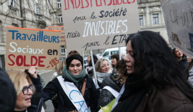 les travailleurs sociaux dans la rue pour réclamer un bonus salarial