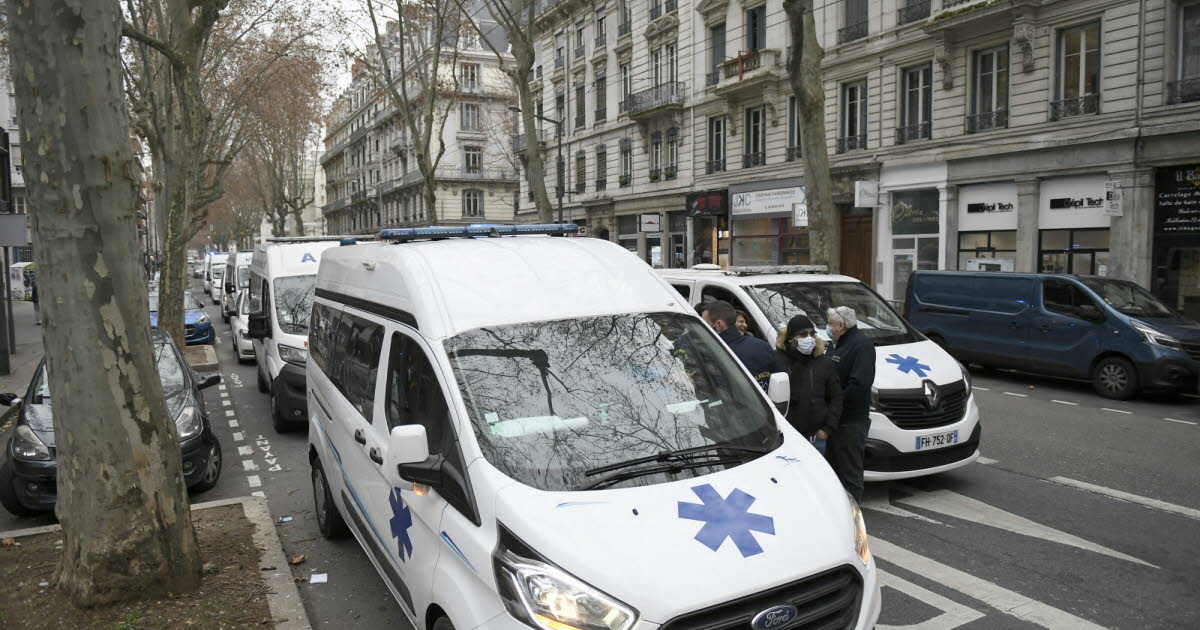 Lyon. Ils ne peuvent plus conduire leur ambulance à cause d’un manque d’effectifs à la préfecture