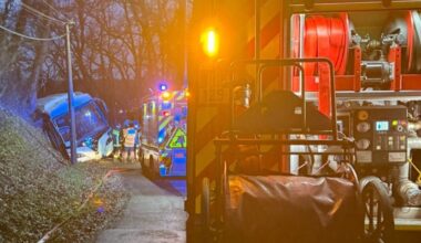 le car scolaire se couche avec 21 enfants et trois adultes à bord