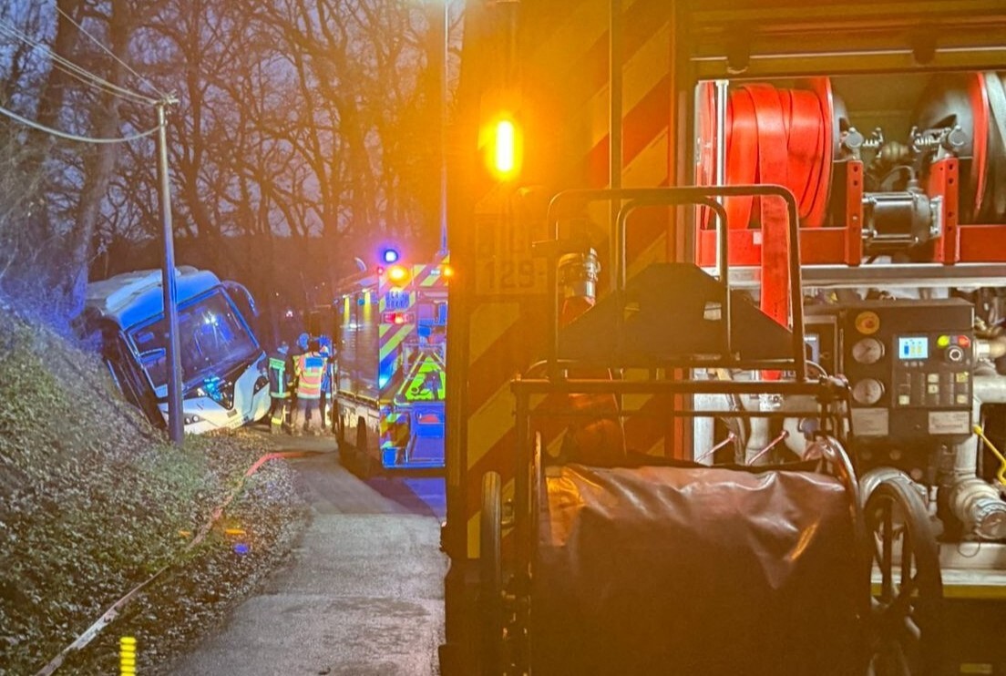 le car scolaire se couche avec 21 enfants et trois adultes à bord