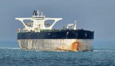 des forces armées américaines mènent une opération contre un pétrolier protégé par des navires russes