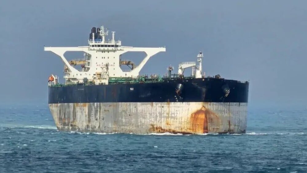 des forces armées américaines mènent une opération contre un pétrolier protégé par des navires russes