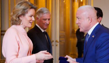 La reine Mathilde enrhumée mais présente au côté du roi Philippe pour remettre leurs vœux au corps diplomatique