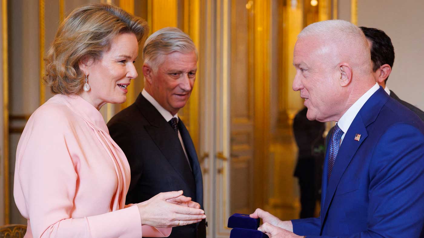 La reine Mathilde enrhumée mais présente au côté du roi Philippe pour remettre leurs vœux au corps diplomatique