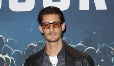 Pierre Niney met aux enchères un mouchoir usagé peu ragoûtant et le prix est fou, "dans quoi je me lance ?"