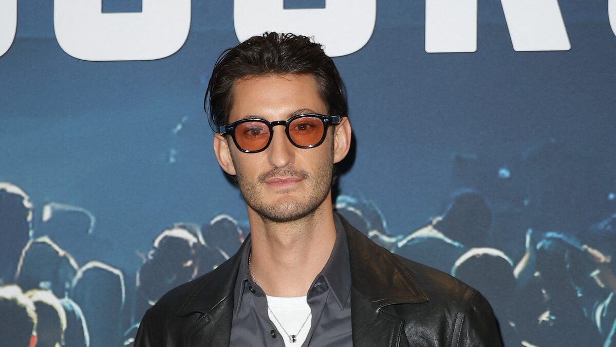 Pierre Niney met aux enchères un mouchoir usagé peu ragoûtant et le prix est fou, "dans quoi je me lance ?"