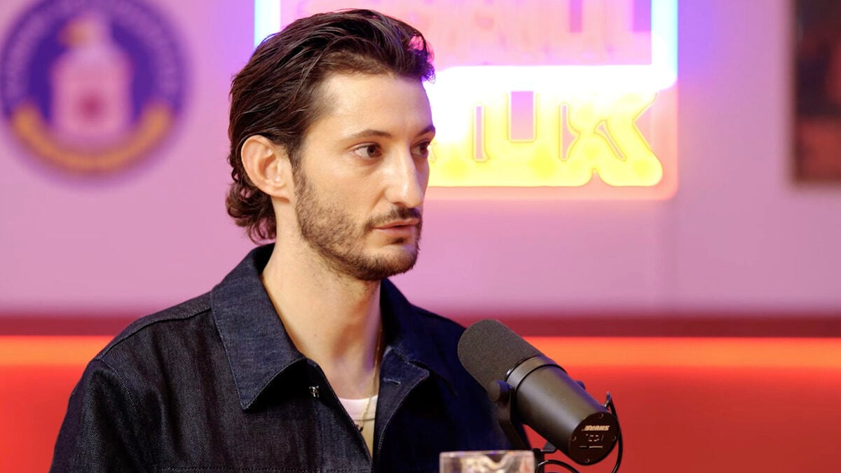 Grinçant, Pierre Niney lève le voile sur des moments compliqués : "Je serais allé me m*sturber chez moi"