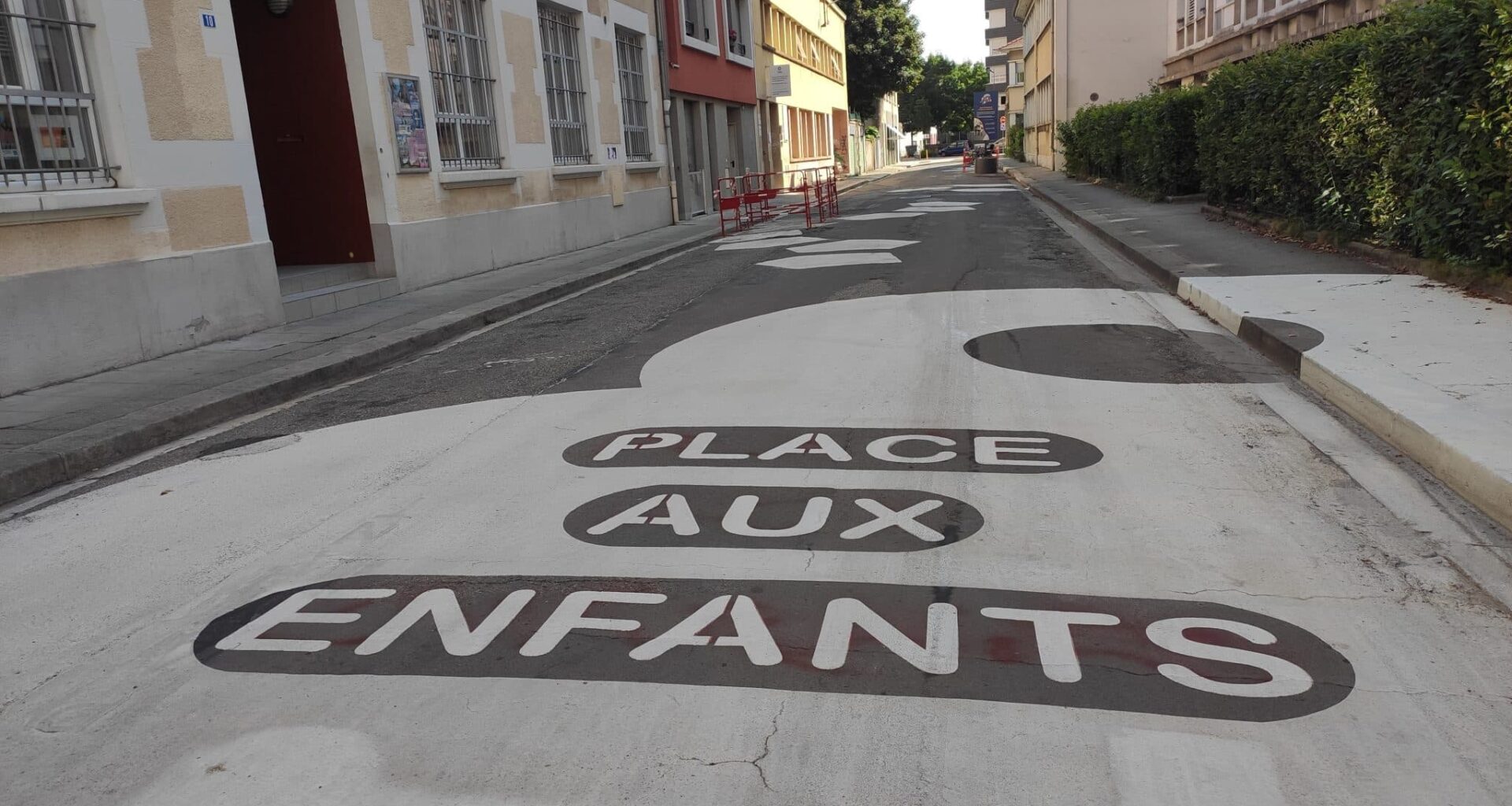 Quatre chantiers en cours ou à venir pour de nouvelles Places aux enfants devant des écoles de Grenoble