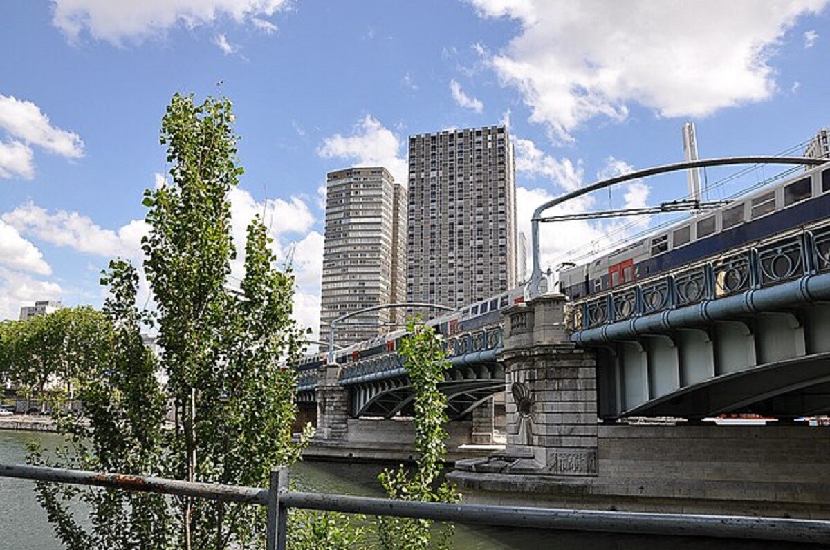 le RER C en partie interrompu plusieurs heures en raison d'une péniche en souffrance
