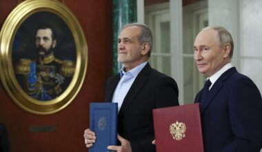 Massoud Pezeshkian et Vladimir Poutine posent pour les journalistes avec les traités en main.