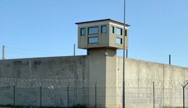 on lui annonce qu'il retourne en prison, il s'évade du centre de semi-liberté