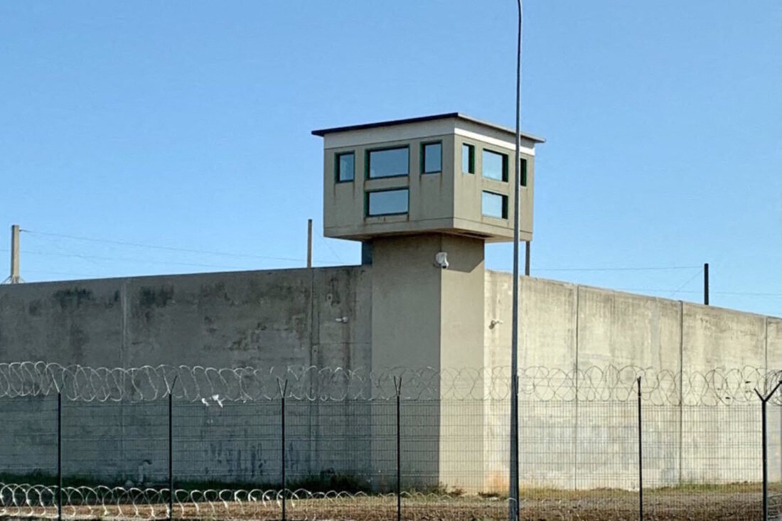 on lui annonce qu'il retourne en prison, il s'évade du centre de semi-liberté