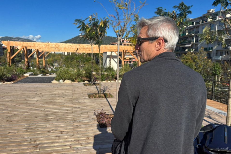 Venu bouquiner, Christophe déplore le bruit généré par les axes routiers longeant la promenade du Paillon.