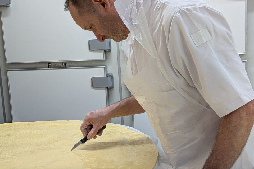 Jean-Yves creuse des petits traits dans la pâte pour obtenir une jolie rosace.