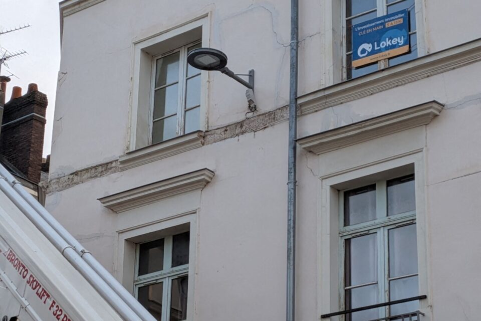 Deux bouts de la corniche au deuxième étage sont tombés.