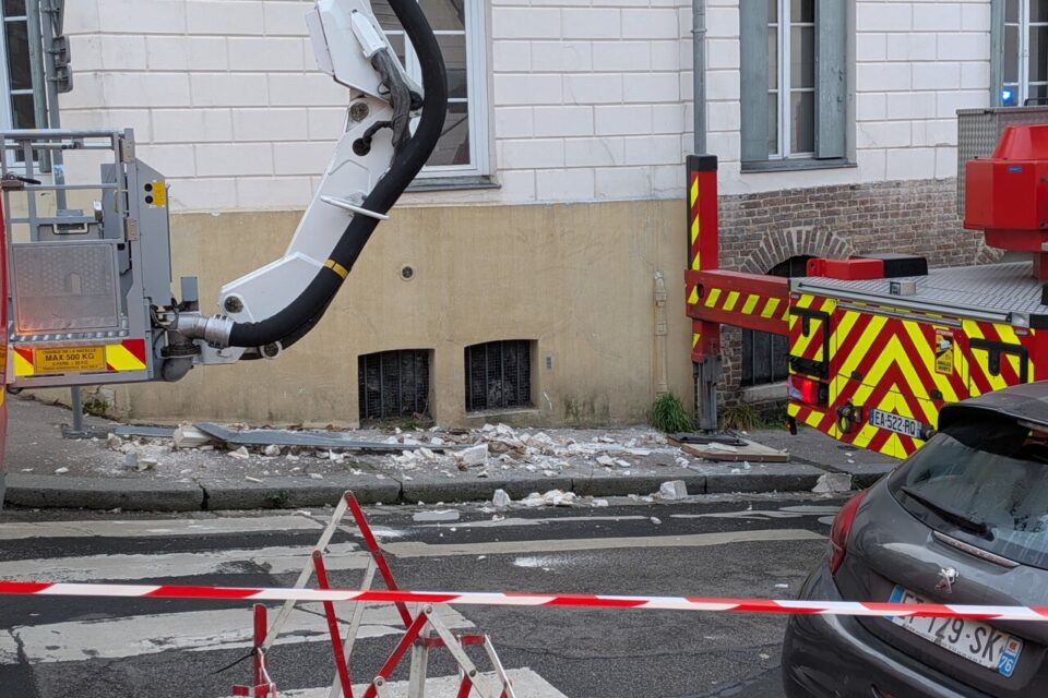 La corniche est tombée sur le trottoir sans toucher personne.