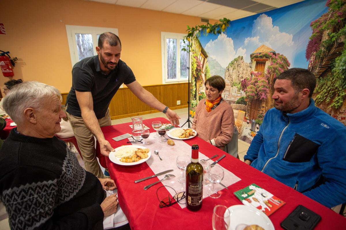 Jérémy Gayé, le conjoint de Marine, assure avec elle le service.