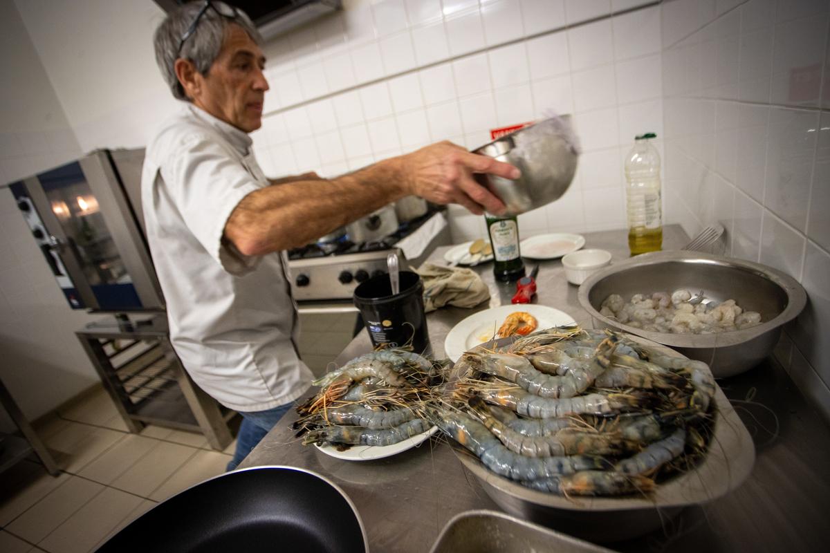 Yannick Cioccolini gère les tables une à une comme au restaurant. Entrée, plat, il croise les préparations. Un jeu d’équilibriste sur les cinq feux de la salle des fêtes.