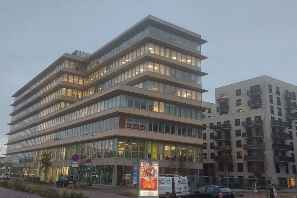 Le bâtiment de bureau le long de l'avenue Jean-Rondeaux.