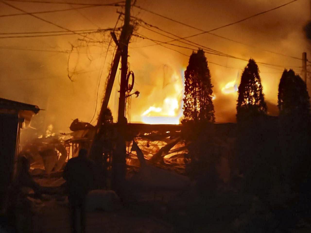 Une photo fournie par le service de presse du gouverneur de Kherson montre un hôtel et un café détruits à la suite d'une attaque par drone menée par les forces armées ukrainiennes. Village de Khorly, région de Kherson contrôlée par Moscou, le 1ᵉʳ janvier 2026. [KEYSTONE - KHERSON GOVERNORATE PRESS SERVICE]