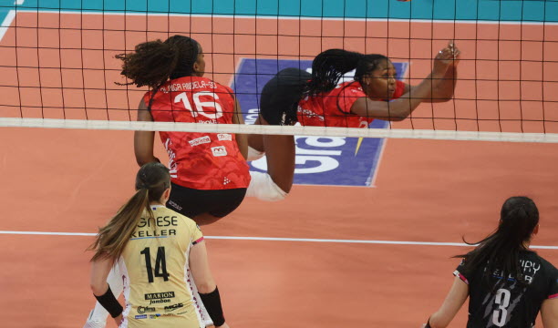 Reagan Rutherford et les Mulhousiennes se battent sur chaque ballon. Photo Vincent Voegtlin