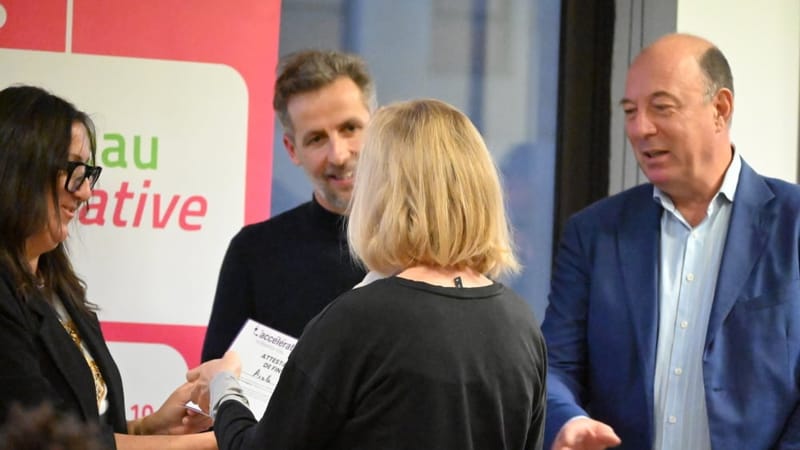 Remise des attestations de fin de parcours aux entrepreneurs de la première promotion de l’Accélérateur Croissance TPE, en présence des représentants d’Initiative Sud, de l’État et de Bpifrance.