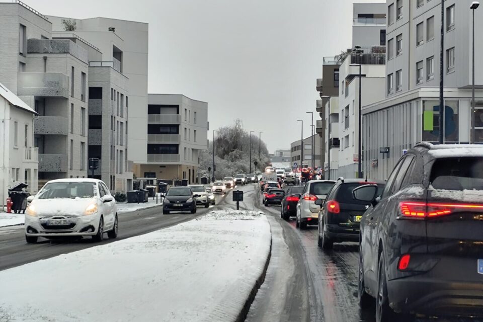 La rue de Saint-Malo est complètement bouchée à Rennes.