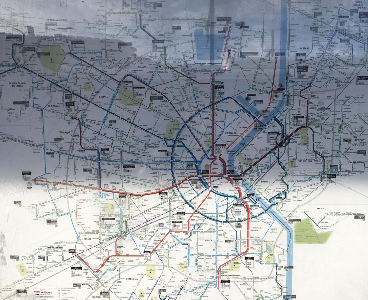 Présenté sur des affiches dans les stations, le nouveau réseau de trams, compte deux nouvelles lignes et a été créé sans construction de voies supplémentaires.