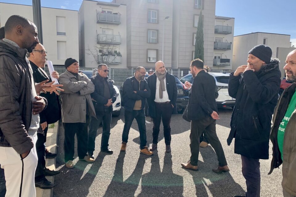 Accompagné de Boris Chenaud (APRÉS), Serge Martin (SDE) et de Gemel Ben Saïd et Tarek Kawtari (Assemblée des Quartiers Populaires), le député écologiste Jean-Louis Roumégas est venu apporter le soutien du Printemps Montpelliérain aux habitants de la résidence Stéphane Hessel.