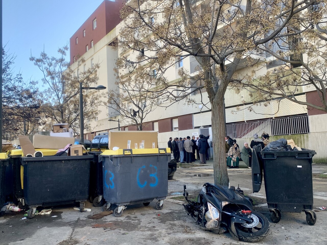 leurs ascenseurs en panne, des résidents se font entendre sur un air de campagne