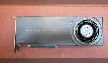 Carte graphique MAXSUN Arc Pro B60 design sobre, fond neutre, contraste moyen