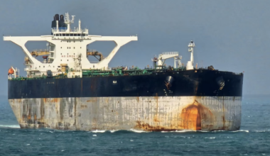 La Russie déploie un sous-marin pour protéger un pétrolier contre les sanctions -