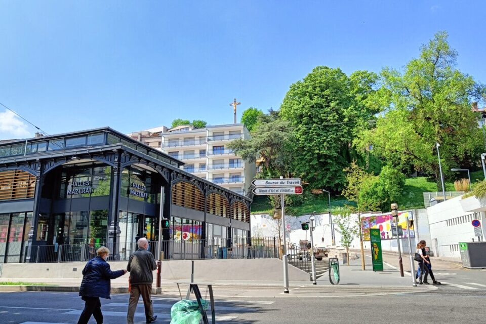 Saint-Etienne-tram-police-pompier-Halles (1)