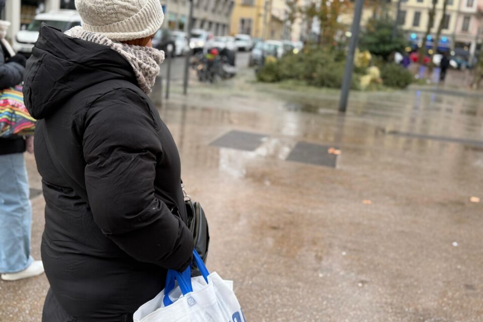 Salima vit sans domicile fixe à Lyon avec ses deux enfants âgés de 8 et 11 ans.