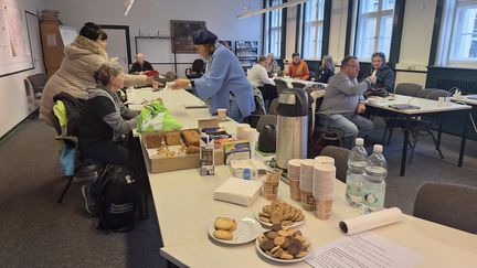 A Berlin, au premier étage de la mairie de quartier de Zehlendorf, des bénévoles servent soupe, saucisses, thé, café et gâteaux aux habitants privés d'électricité. (SEBASTIEN BAER / FRANCEINFO / RADIO FRANCE)