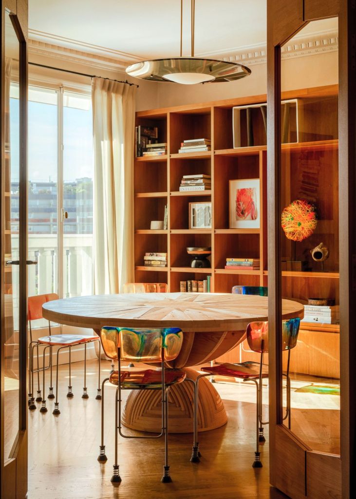 Paris : l'appartement pointu d'une écrivaine collectionneuse d'art et de design