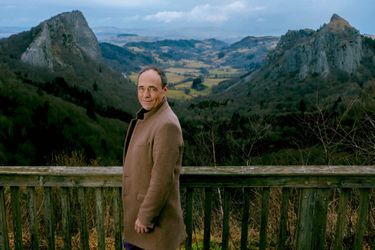 Devant les roches Tuilière et Sanadoire, encadrant la vallée et le hameau où le chanteur est mort d’une embolie pulmonaire, le 25 mai 2023. Yann souhaite créer un jardin Jean-Louis Murat.