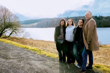 Yann avec sa femme, Marie, et leurs filles, Lucie, 15 ans, et Lisa, 25 ans. Au lac de Guéry, le 20 décembre.