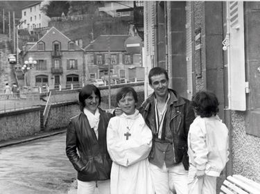 Yann Bergheaud avec ses parents, Michelle et Jean-Louis Murat, lors de sa communion solennelle. À La Bourboule, en 1983.
